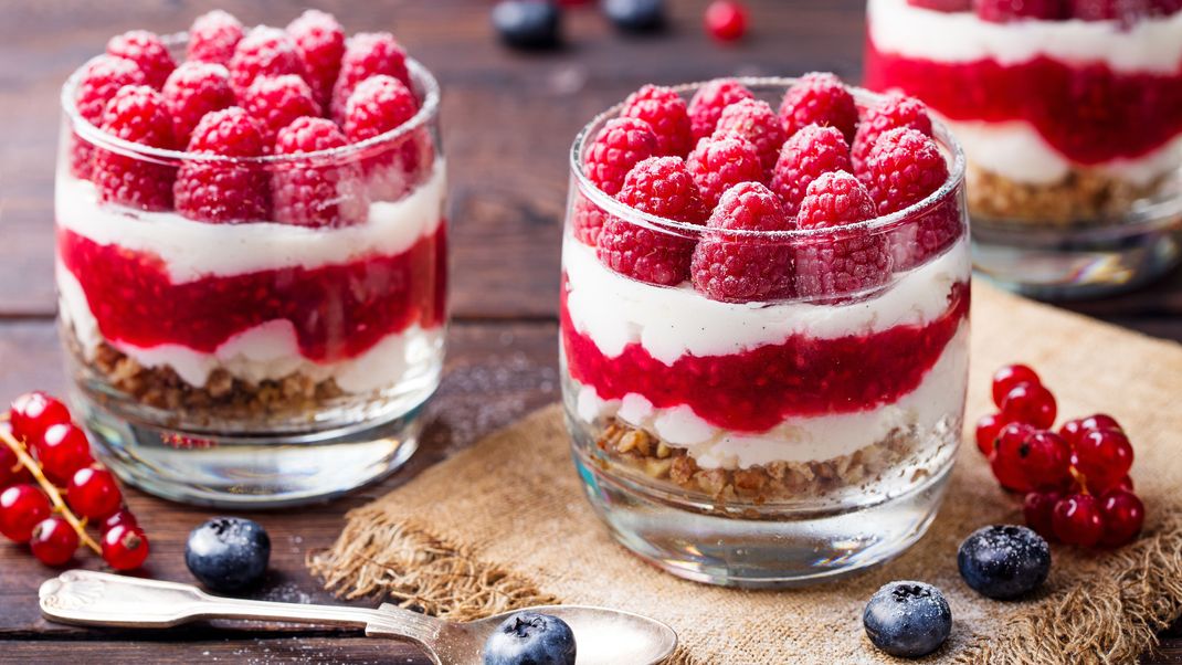 Sieht aus wie ein süßes Dessert, ist aber auch eine 1A-Proteinquelle: der griechische Joghurt mit Himbeeren und Honignüssen.