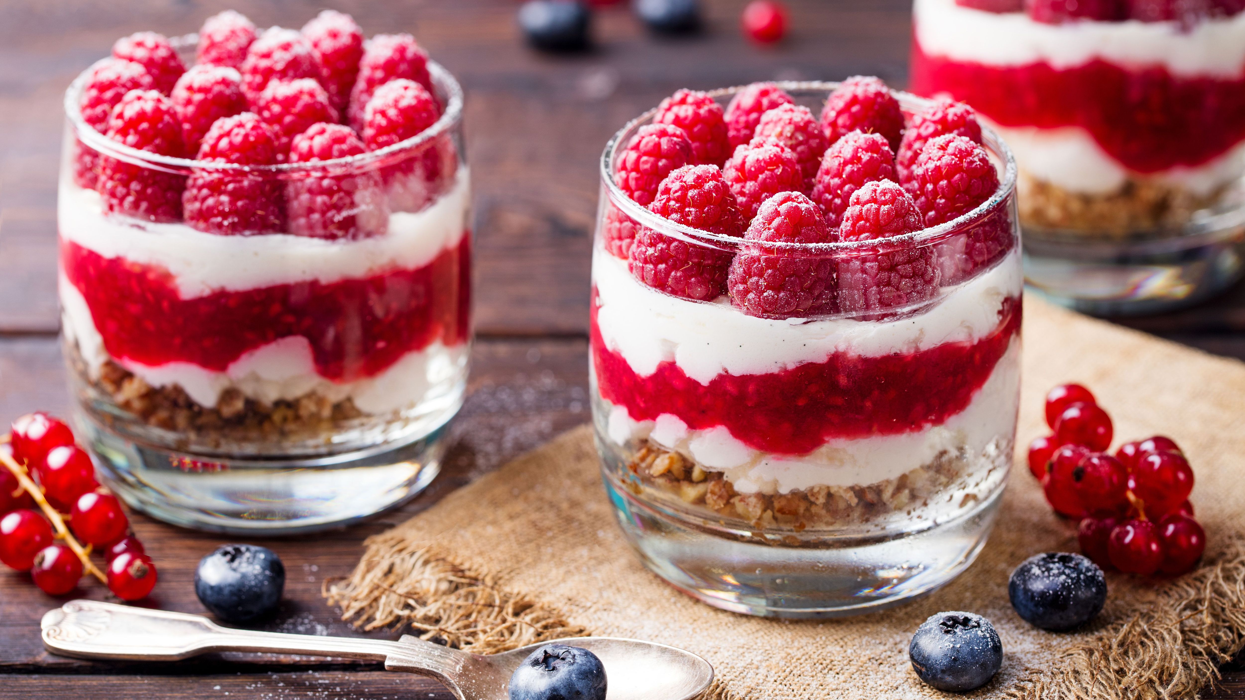 Gesundes Dessert: Griechischer Joghurt mit Himbeeren und Honignüssen ...