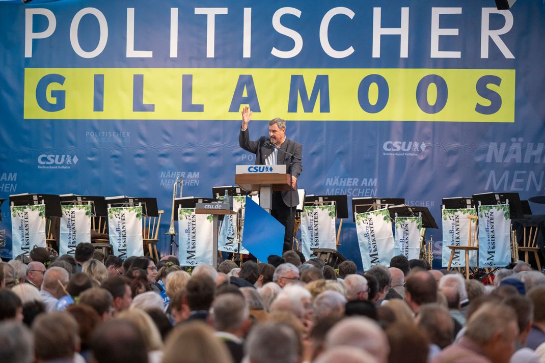 Auftritt in Gillamoos: Markus Söder (CSU) war mit der musikalischen Begleitung wohl nicht ganz zufrieden.