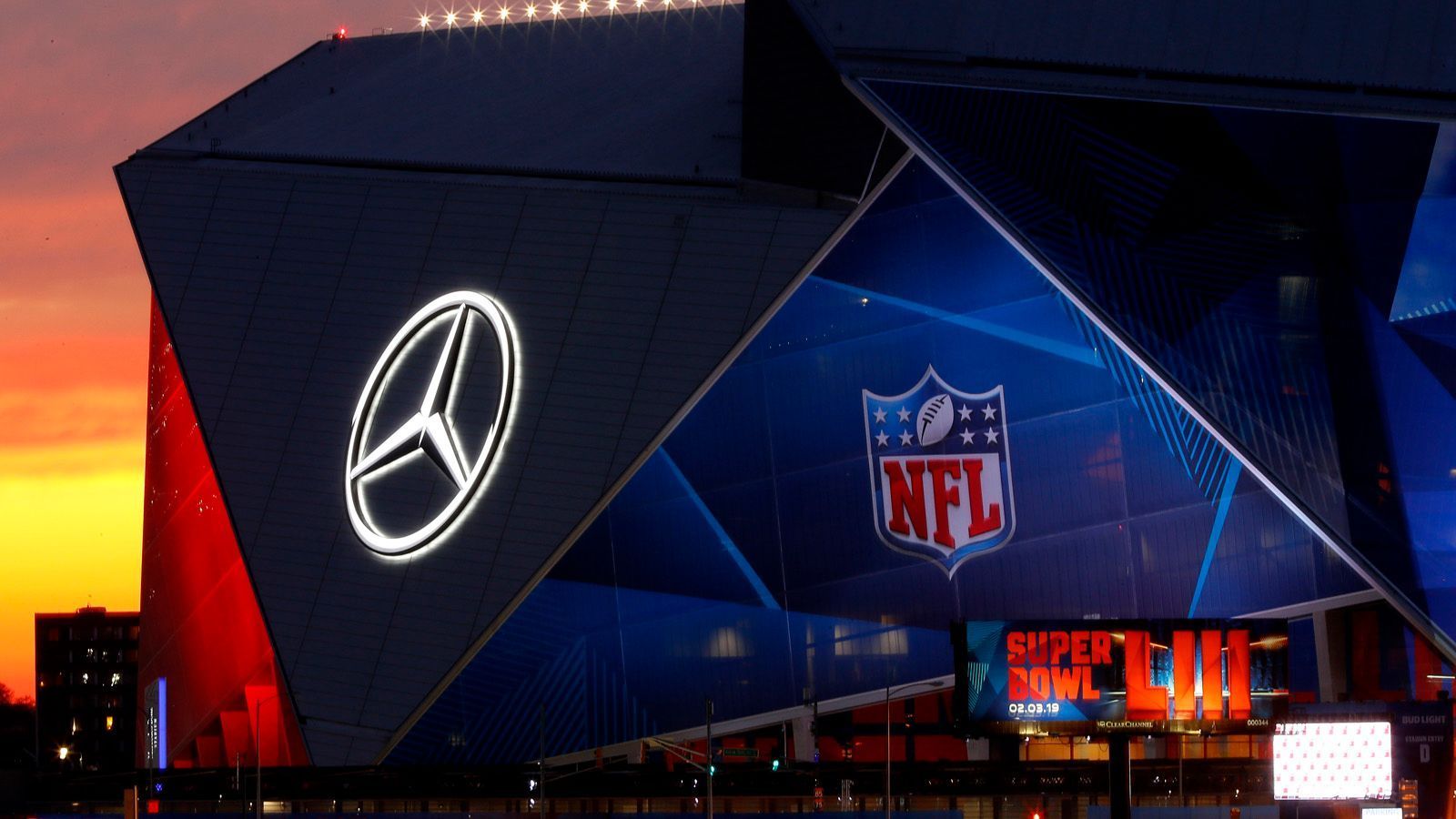 
                <strong>Mercedes-Benz Stadium: "Das Herz von Atlanta": </strong><br>
                Das Mercedes-Benz Stadium in Atlanta gehört zu den neuesten Stadien der NFL und zu den modernsten Arenen weltweit. Am Sonntag ist das Stadion Schauplatz des Super Bowl LIII zwischen den Los Angeles Rams und den New England Patriots (ab 22:45 Uhr live auf ProSieben und ran.de). ran.de wirft einen Blick auf die gigantische Arena, in der nicht nur Football gespielt wird.
              