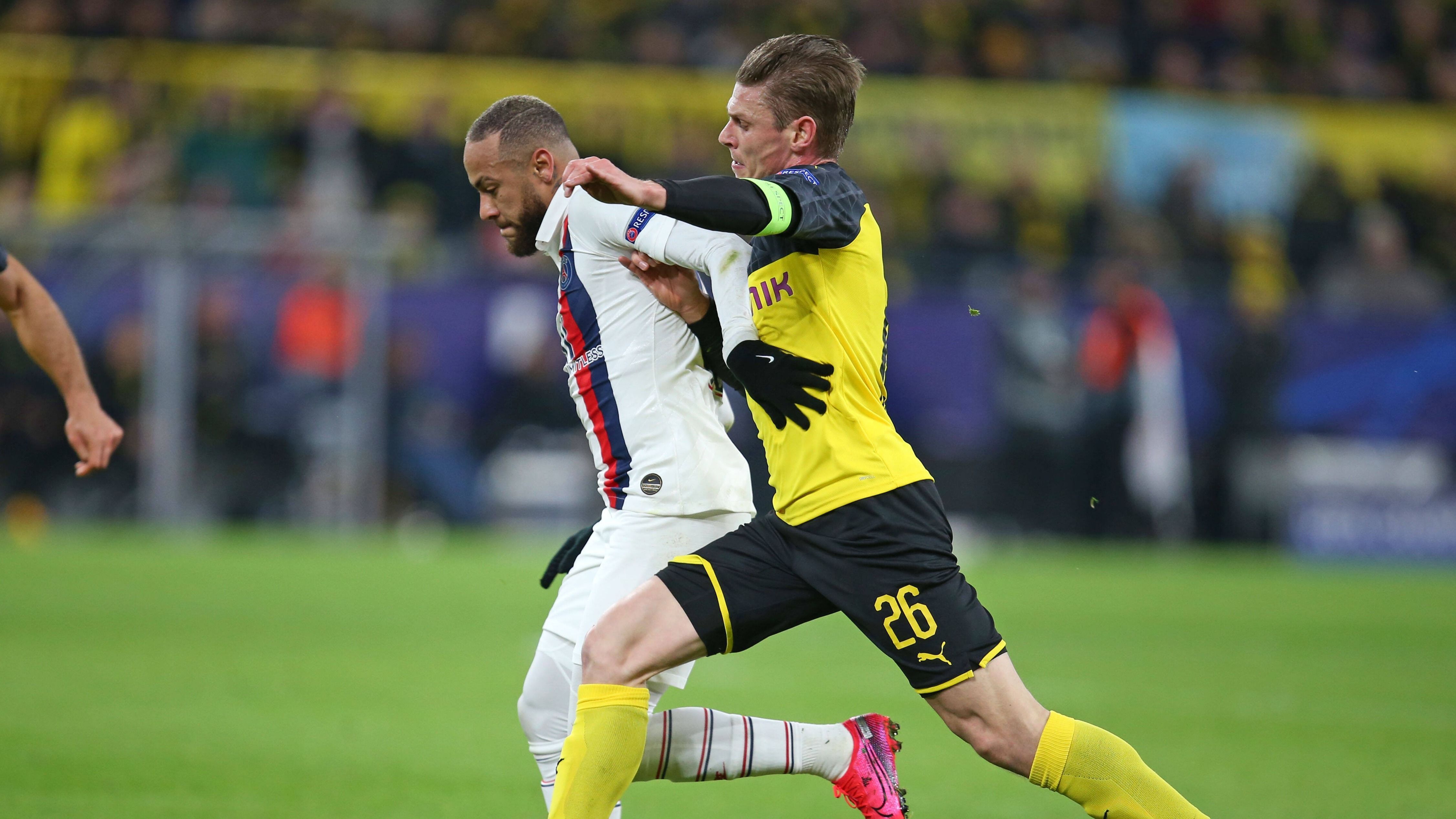 
                <strong>Łukasz Piszczek</strong><br>
                Hat im Gegensatz zu seinen Kollegen einige Probleme gegen den flinken Mbappe. Der Pole verschuldet zudem einen Freistoß in der 11. Minute, aus dem die größte PSG-Chance in der ersten Halbzeit resultiert. In der Folge stabilisiert sich Piszczek etwas, auch weil Hakimi gegen die schnellen Offensivspieler gut mithilft. Dennoch kann Piszczek nicht verbergen, dass er seine besten Zeiten hinter sich hat. ran-Note: 4
              