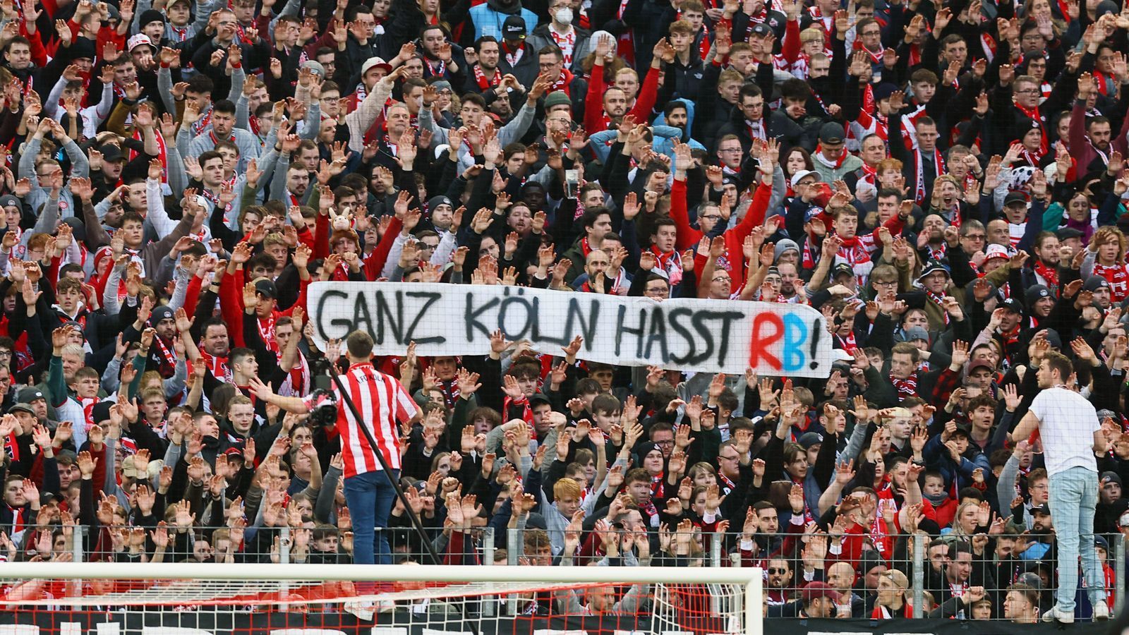 
                <strong>"Ganz Köln hasst RB"</strong><br>
                Mit einem Transparent mit der Aufschrift "Ganz Köln hasst RB" verdeutlichen die FC-Anhänger noch einmal, was sie vom Champions-League-Teilnehmer aus Sachsen im Allgemeinen so halten - nämlich gar nichts.
              