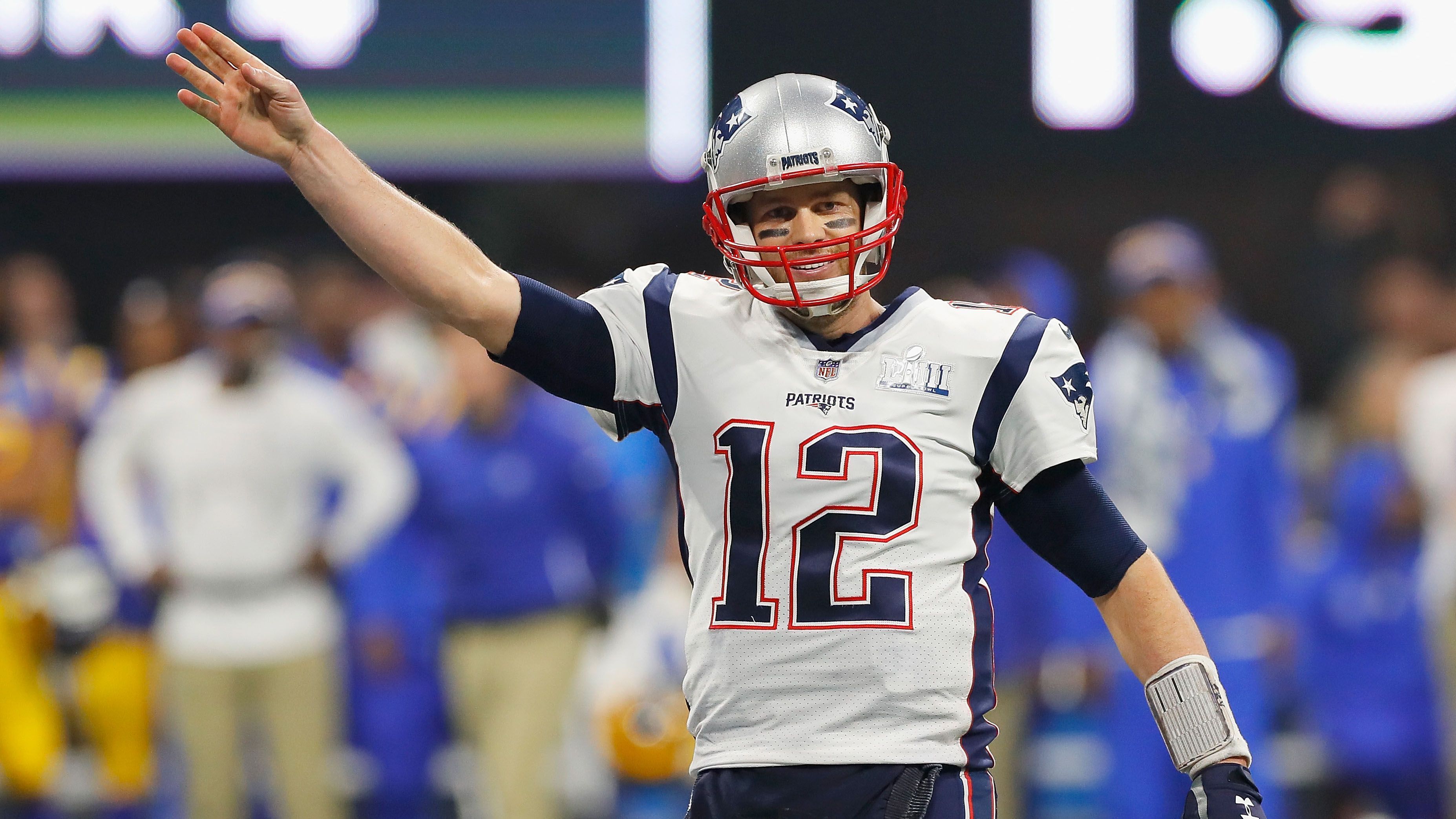 
                <strong>Super Bowl: Brady ältester Quaterback </strong><br>
                Zudem ist Brady mit 41 Jahren der älteste Quarterback, der den Titel gewinnen konnte. Und: Brady hat nach eigener Aussage noch lange nicht fertig! Im Vorfeld des Super Bowls sagte er bereits, dass seine Karriere weitergehen wird.
              