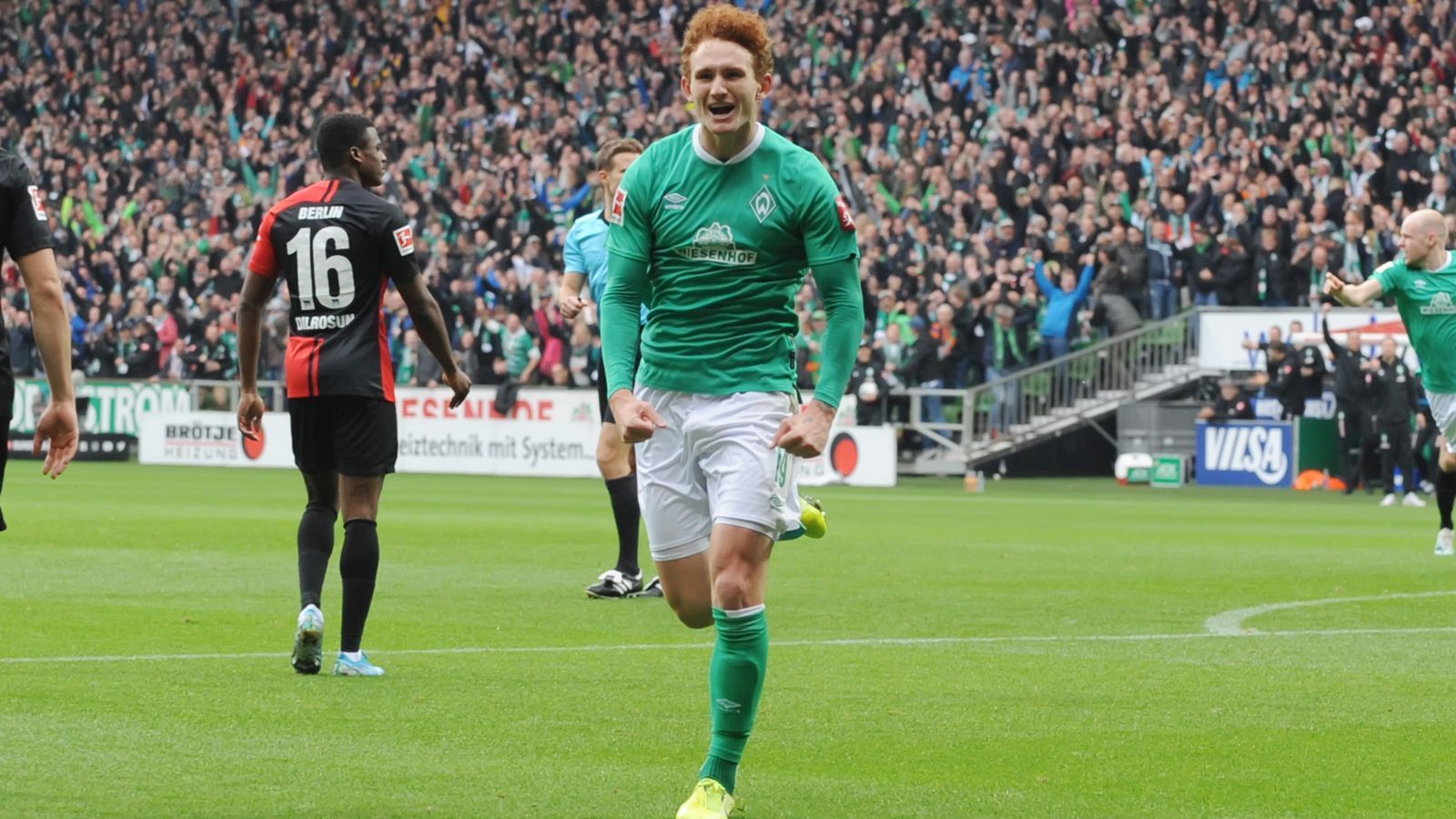 
                <strong>Josh Sargent (SV Werder Bremen)</strong><br>
                Schon mit 17 Jahren holte Werder Bremen den US-Amerikaner Josh Sargent von Missouri an die Weser und baute ihn zunächst behutsam auf, da er bis zur Volljährigkeit ohnehin nicht in Pflichtspielen eingesetzt werden durfte. Seit dem Sommer 2018 gehört der Stürmer nun fest zum Profi-Kader der Bremer und kam bislang zu 23 Pflichtspiel-Einsätzen, in denen dem 19-Jährigen vier Treffer und drei Vorlagen gelangen. Sein Vertrag wurde mittlerweile bis 2022 verlängert. Nachdem die Vereinigten Staaten die WM-Endrunde 2018 verpasste, gehört Sargent im Rahmen der Umstrukturierung des Kaders auch längst zum Stamm der US-Nationalmannschaft (bislang elf A-Länderspiele).
              