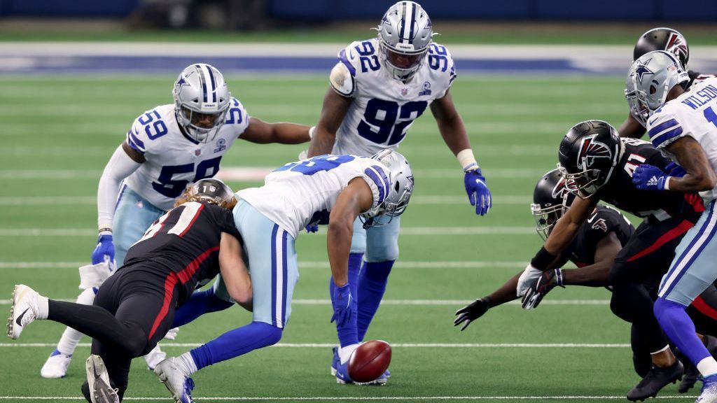 
                <strong>Verlierer: Die Special Teams der Atlanta Falcons</strong><br>
                Jeder erinnert sich an die Szene in Woche zwei der NFL. Die Dallas Cowboys waren auf dem Weg zu einem Comeback gegen die Atlanta Falcons, dafür musste jedoch ein Onside-Kick gelingen. Aus irgendeinem Grund ließ jedoch das Special Team der Atlanta Falcons den Onside Kick, der nach zehn Yards ein freier Ball ist, eben genau jene zehn Yards über das Feld wirbeln, ehe sie versuchten, sich darauf zu werfen. Dabei waren die Cowboys dann schneller, sie bekamen den Ball und gewannen das Spiel. Insgesamt wurde das Special Team der Falcons von "Sports Illustrated" auf Platz 22 eingeordnet.
              