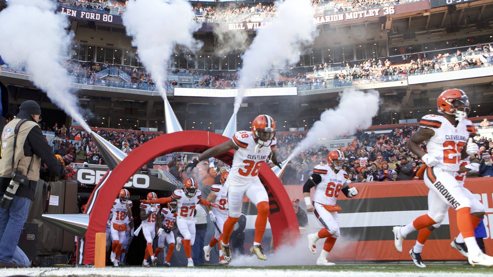 
                <strong>New Orleans Saints at Cleveland Browns </strong><br>
                Erwartete Temperaturen: - 9 Grad CelsiusIn Cleveland werden am Vorabend der Weihnachtsfeierlichkeiten - die Amerikaner feiern traditionell am 25. Dezember - zum Spiel der Saints bei den Browns Temperaturen von minus neun Grad Celsius erwartet. Der eisige Wind vom Lake Erie kühlt Fans und Spieler noch weiter aus.
              