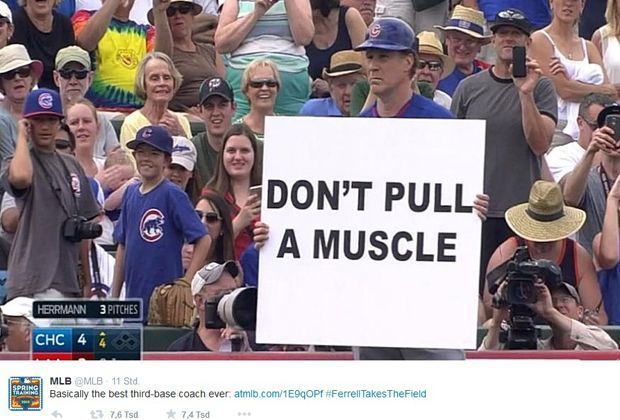 
                <strong>Will Ferrell spielt für die Chicago Cubs</strong><br>
                Und er hat richtig gute Tipps dabei: "Zieh' Dir keine Muskelverletzung zu", steht auf diesem Schild zum Beispiel.
              