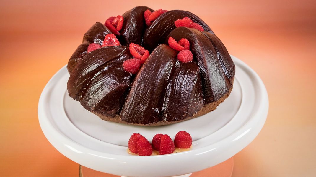 Marmor-Gugelhupf mit Toffee-Füllung, Schoko-Himbeer-Ganache und frischen Himbeeren