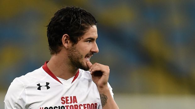 
                <strong>Alexandre Pato</strong><br>
                Alexandre Pato (FC Sao Paulo) - Der Brasilianer ist aktuell von Corinthians an den FC Sao Paulo ausgeliehen. Das ewige Talent wurde mehrmals mit Borussia Dortmund in Verbindung gebracht. Beim AC Mailand konnte er sich nie durchsetzen, in der Heimat blüht der Stürmer wieder auf. Mit seinen 26 Jahren könnte er noch einmal einen neuen Anlauf wagen.
              