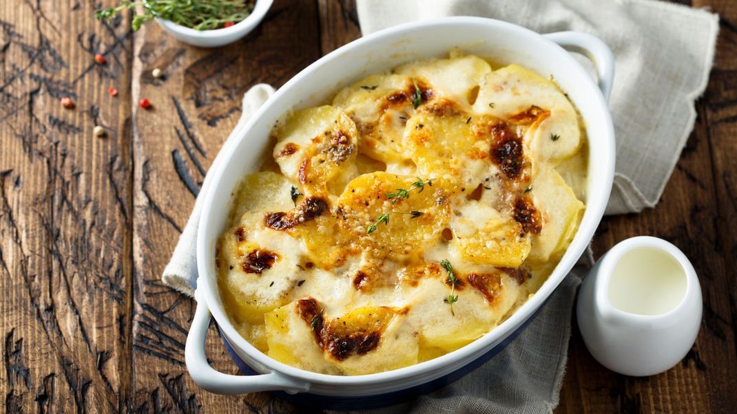 Die raffinierteste Version eines Kartoffelgratins: Probier mal unser Pastinaken-Kartoffel-Gratin mit Äpfeln!