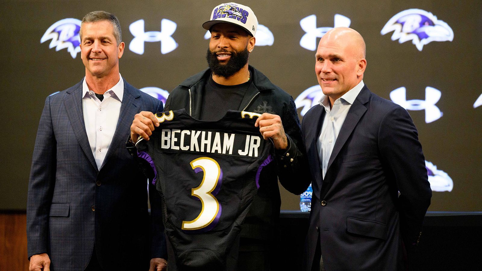 
                <strong>Odell Beckham Jr. - Los Angeles Rams at Baltimore Ravens (Week 14)</strong><br>
                Sein bis dato letztes NFL-Spiel absolvierte Odell Beckham Jr. im Februar 2021, als er mit den Los Angeles Rams im Super Bowl gegen die Cincinnati Bengals triumphierte - sich dabei aber das Kreuzband riss. In der vergangenen Spielzeit blieb der Wide Receiver ohne Team. In dieser Offseason unterschrieb er einen Vertrag bei den Baltimore Ravens. Und will mit Lamar Jackson und Co. wieder nach der Vince Lombardi Trophy greifen.
              