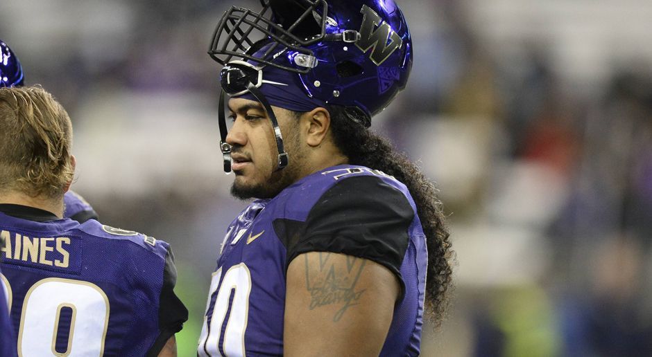 
                <strong>Vita Vea (DL, Washington) </strong><br>
                Was für ein Brocken: Der 1,96 Meter große Defensive Liner wiegt 157 Kilogramm und ist somit ein noch größeres Schwergewicht als die NFL-Stars Ndamukong Suh oder Fletcher Cox. Trotz seiner beachtlichen Masse hat er relativ schnelle Füße. Er findet gegen die Offensive Liner oft eine schnelle Lösung und kann dann Druck auf den Quarterback ausüben, kam dadurch in den letzten beiden College-Spielzeiten auf insgesamt 8,5 Sacks.  
              