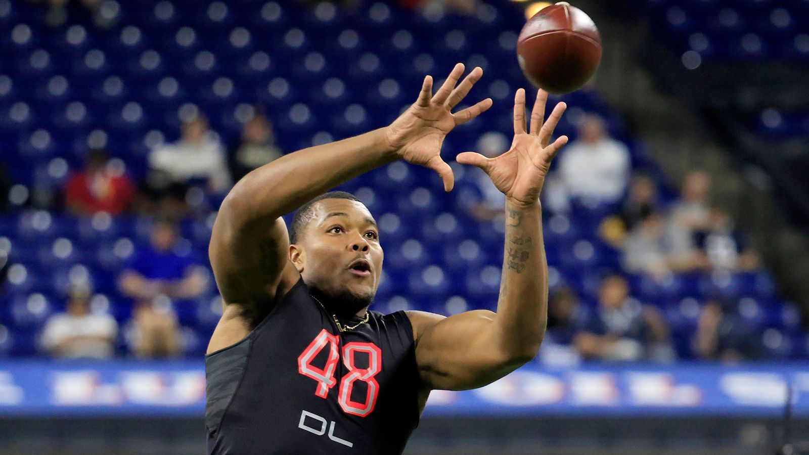 
                <strong>32. Pick: Tennessee Titans - Travon Walker, Edge, Georgia</strong><br>
                Die Ehre des letzten Picks an Tag eins im Draft 2022 aber gehört den Tennessee Titans. Edge Rusher Travon Walker darf sich freuen, er muss nicht länger zittern und geht noch als Erstrundenpick über die Bühne.
              