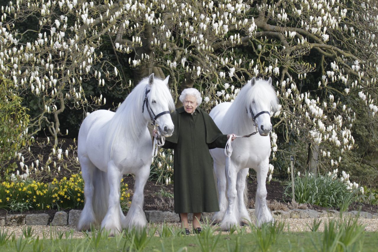 Anlässlich ihres 96. Geburtstags veröffentlichte die Queen dieses Bild mit ihren Fellponys Bybeck Nightingale (rechts) und Bybeck Katie.