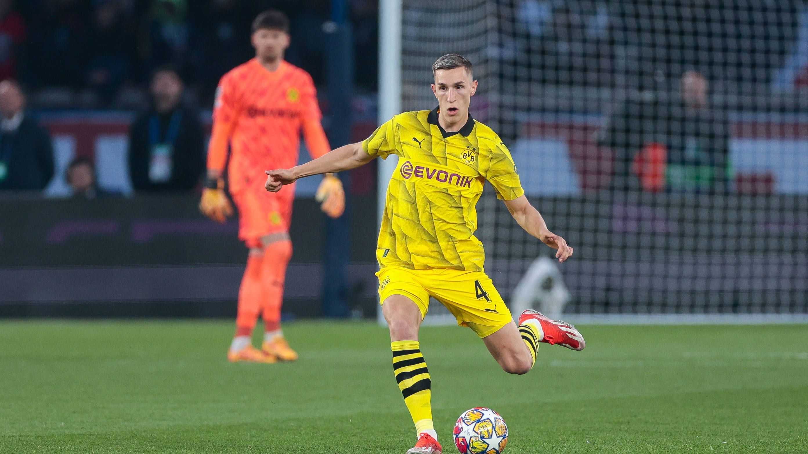 <strong>Nico Schlotterbeck (Borussia Dortmund)</strong><br>Der Linksfuß spielt mindestens genauso effektiv wie Hummels, steht oft herausragend und klärt so viele gefährliche Situationen. Glück, als Ruiz ihn kurz vor der Halbzeitpause aus der Distanz anschießt, er den Ball aber am Tor vorbei ablenkt. Allerdings bei Ramos‘ Schuss über das Tor zu spät (59.). <strong><em>ran</em></strong>-Note: 1