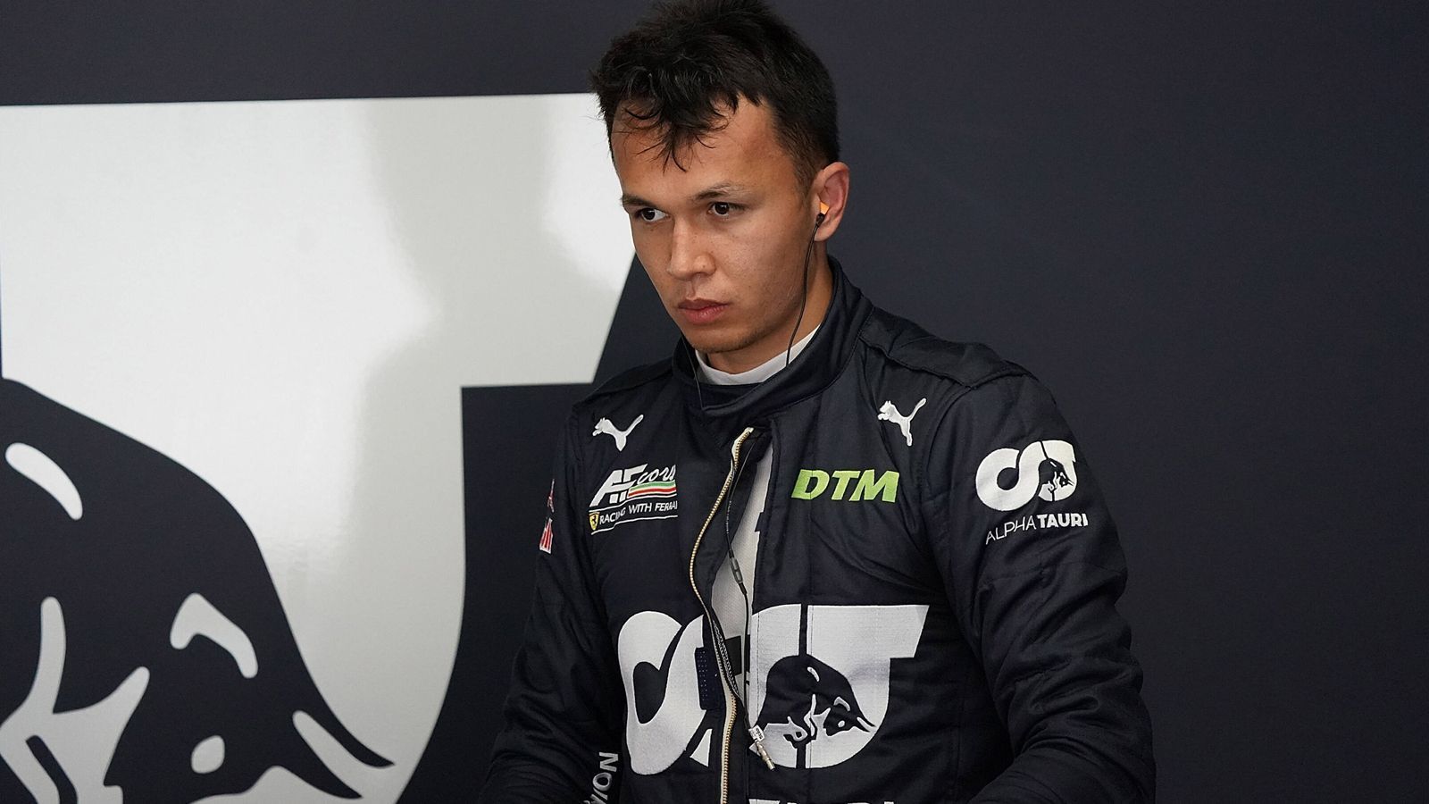 
                <strong>Alex Albon (40+ Formel-1-Rennen)</strong><br>
                2019 feierte Alex Albon für Toro Rosso (heute AlphaTauri) sein Debüt in der Formel 1 und schaffte noch während der Saison den Aufstieg zu Red Bull, er ersetzte dort den schwächelnden Pierre Gasly. Albon machte sich ordentlich, geriet 2020 aber in die Kritik, weil er nicht mit seinem Teamkollegen Max Verstappen Schritt halten konnte. Die Folge: 2021 wurde er nach 38 Rennen und zwei Podiumsplätzen in der Königsklasse durch Sergio Perez ersetzt. Nach einem Jahr in der DTM kehrte Albon 2022 in die Formel 1 zurück, er ersetzte George Russell im Williams.
              