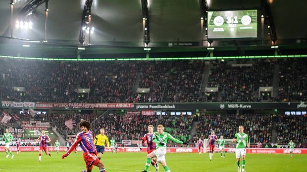 
                <strong>Januar 2015: 4:1 gegen die Bayern</strong><br>
                Die Achterbahnfahrt des VfL begann in der Saison 2014/2015. In der Winterpause trat der sportliche Erfolg für den Klub in den Hintergrund, als Stürmer Junior Malanda bei einem Autounfall verstarb. Die Mannschaft kämpfte fortan für den fehlenden Teamkollegen und fegte zum Auftakt der Rückrunde den FC Bayern mit 4:1 aus dem eigenen Stadion. Der Beginn einer famosen Rückrunde ...
              