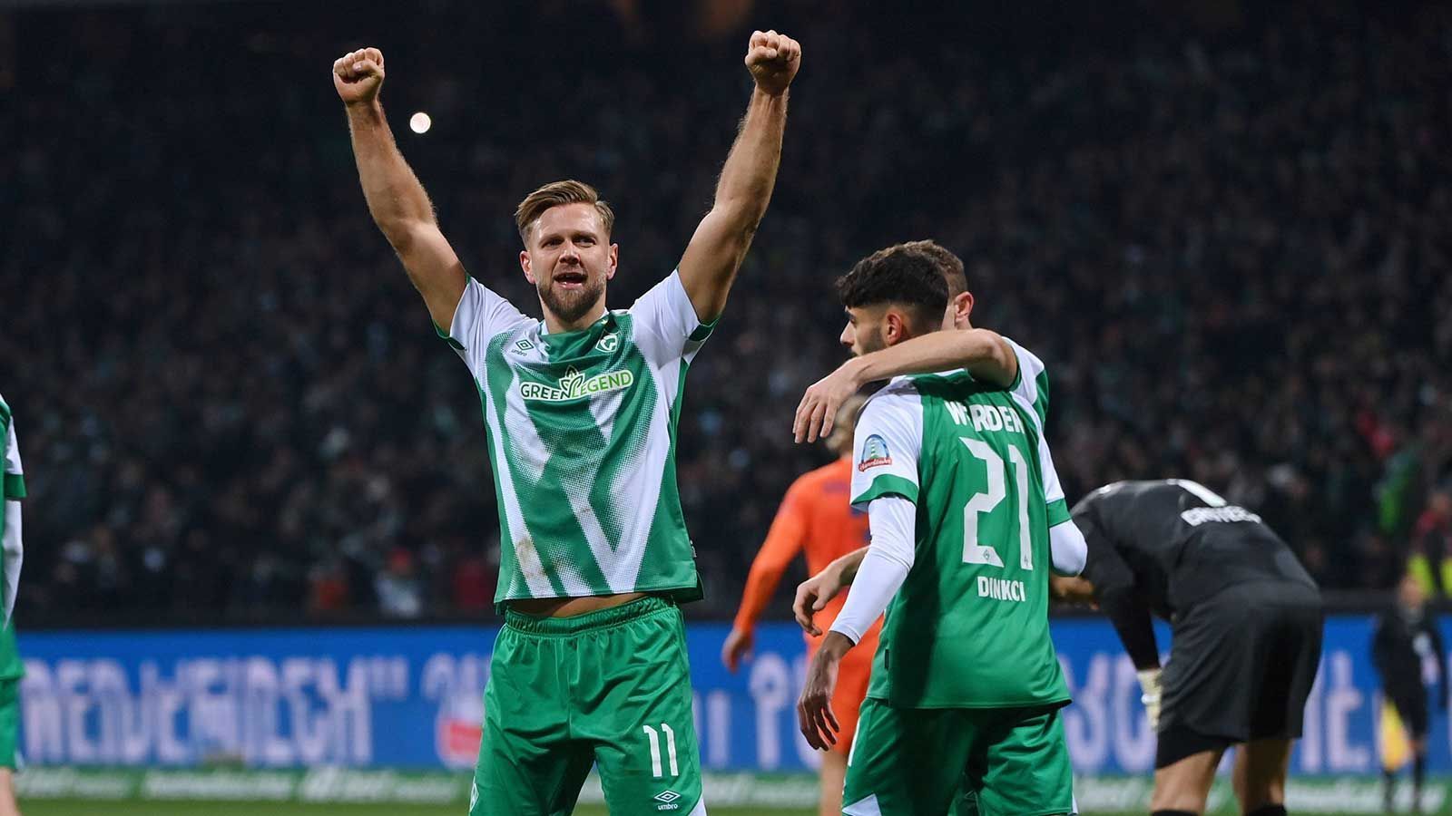 
                <strong>Angriff: Niclas Füllkrug (Werder Bremen)</strong><br>
                Wenn man so will, ist Füllkrug DIE Entdeckung der Saison. Man fragte sich, ob der Mittelstürmer seine Torquote aus der 2. Liga (19) auch in der Bundesliga halten kann. Antwort: Er kann! Und nicht nur das: Füllkrug überzeugte im Zusammenspiel mit Sturmpartner Marvin Ducksch so sehr, dass er Nationalspieler, WM-Fahrer und aktuell wohl Deutschlands beste "echte Neun" wurde. Ein klarer Fall für das Team der Saison.
              
