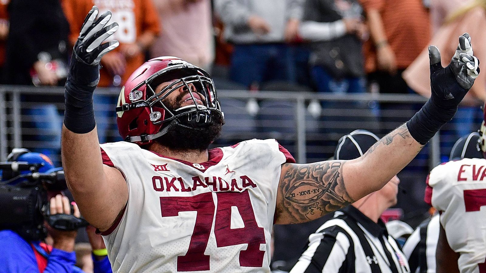 
                <strong>Cody Ford (Guard, Oklahoma) </strong><br>
                Cody Ford ist mit seiner Kombination auf Physis und Athletik hinter dem flexibel einsetzbaren Jonah Williams der vielleicht zweitbeste Guard im Draft. Der 1,93 Meter große und 149 Kilogramm schwere Offensive Liner gilt vor allem im Runblocking als extrem stark. Ihm ist allerdings noch die mangelnde Erfahrung anzusehen. Je nachdem, bei welchem Team er landet, könnte er zum Offensive Tackle umfunktioniert werden. Ford wird nahezu sicher in der 1. Runde gepickt.
              