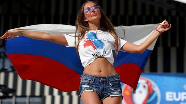 
                <strong>Fan Russland</strong><br>
                Die russischen Fans müssen zwar eine eher mäßige Leistung ihrer Nationalmannschaft bei der EM 2016 miterleben, doch diese russische Anhängerin lässt sich zumindest von der Sonne erwärmen.
              