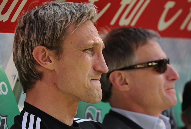 
                <strong>Hannover 96 - Bayer Leverkusen 1:1</strong><br>
                Doch die Heimelf gleicht nur kurz darauf aus. Artjoms Rudnevs erzielt einen wunderschönen Treffer und lässt die Sorgenfalten bei Sami Hyypiä wieder tiefer werden.
              