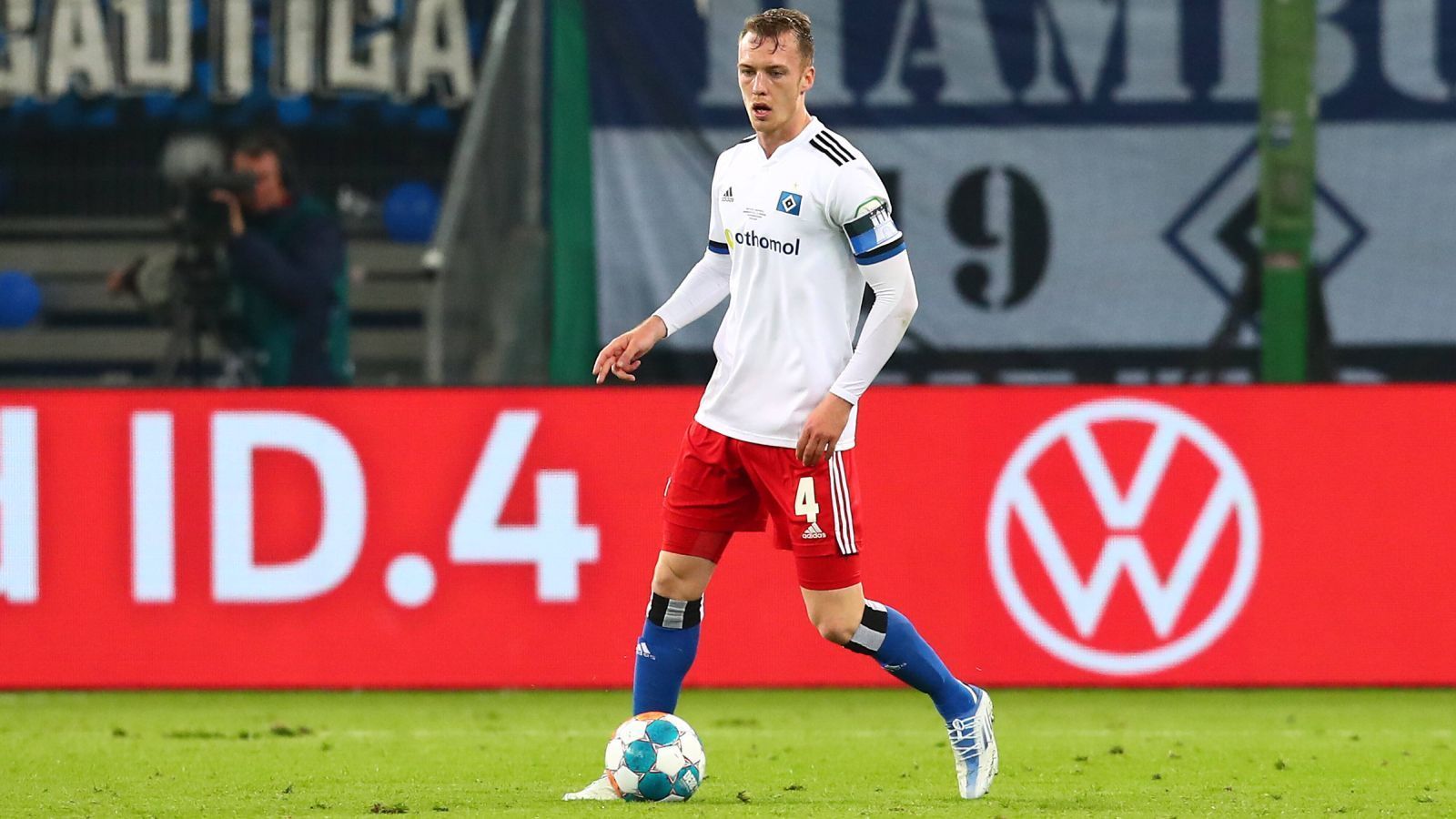 
                <strong>Sebastian Schonlau (Hamburger SV)</strong><br>
                Der Aufstieg scheiterte beim Hamburger SV in den vergangenen Jahren nie an der individuellen Qualität, sondern zumeist an der Psyche. Diesem Missstand könnte Sebastian Schonlau in diesem Jahr vorbeugen. Der HSV-Kapitän ist ein zweitligaerfahrener Haudegen, der schon viel gesehen hat. Zwar hat der HSV nichts mehr in der eigenen Hand, jedoch ist es durch die Konstellation der letzten Spieltage gar nicht so unwahrscheinlich, dass der HSV mit einer Siegesserie noch mal ganz oben heranrutscht, da sich die Konkurrenten gegenseitig die Punkte stehlen. Damit es überhaupt zu dieser Siegesserie kommen kann, muss jedoch bei Schonlau und Co. im Kopf alles stimmen.
              