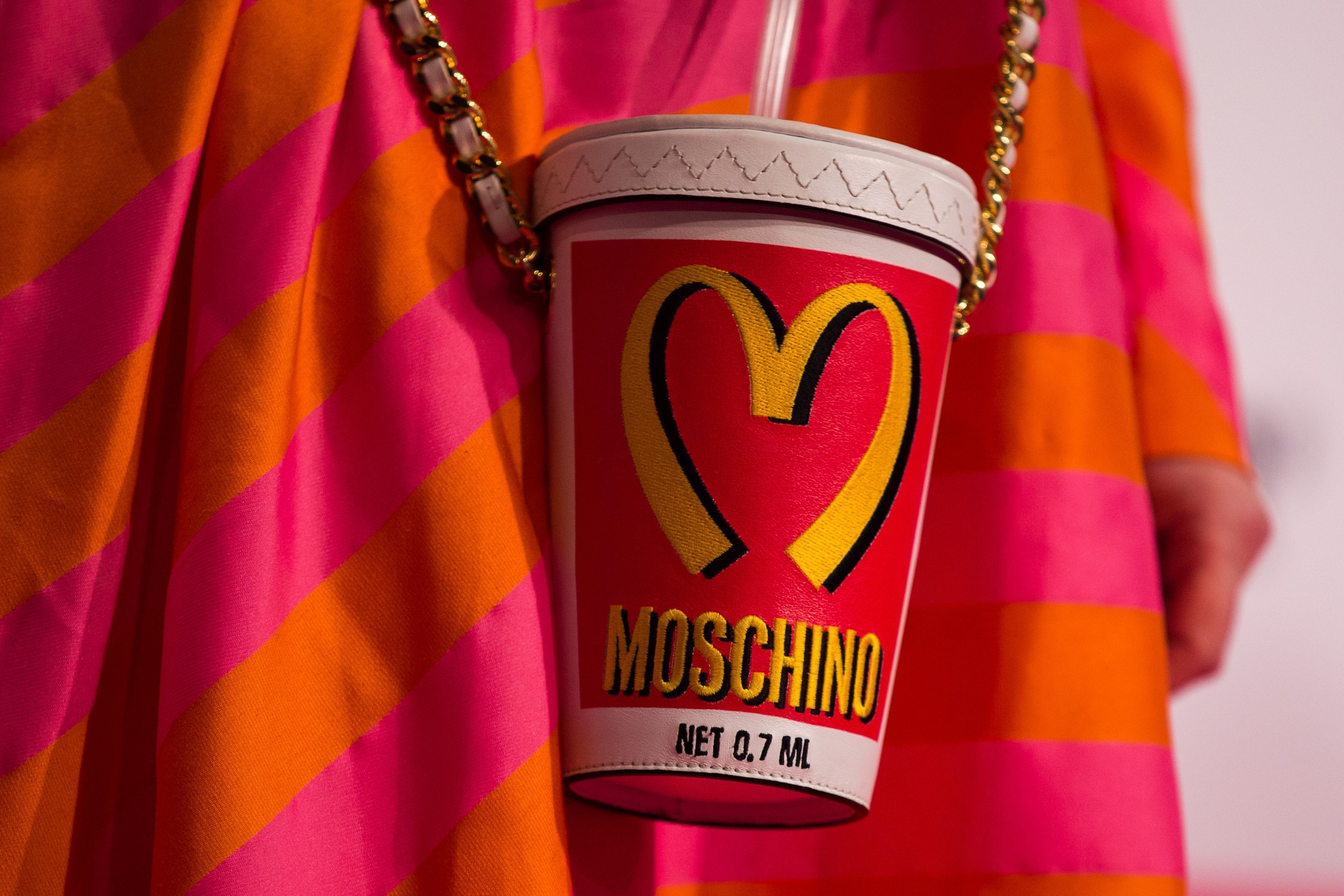 Diese Moschino Fall/Winter Kollektion von 2014-15 erinnerte viele aufgrund des rot-gelben-Designs an MC Donalds.