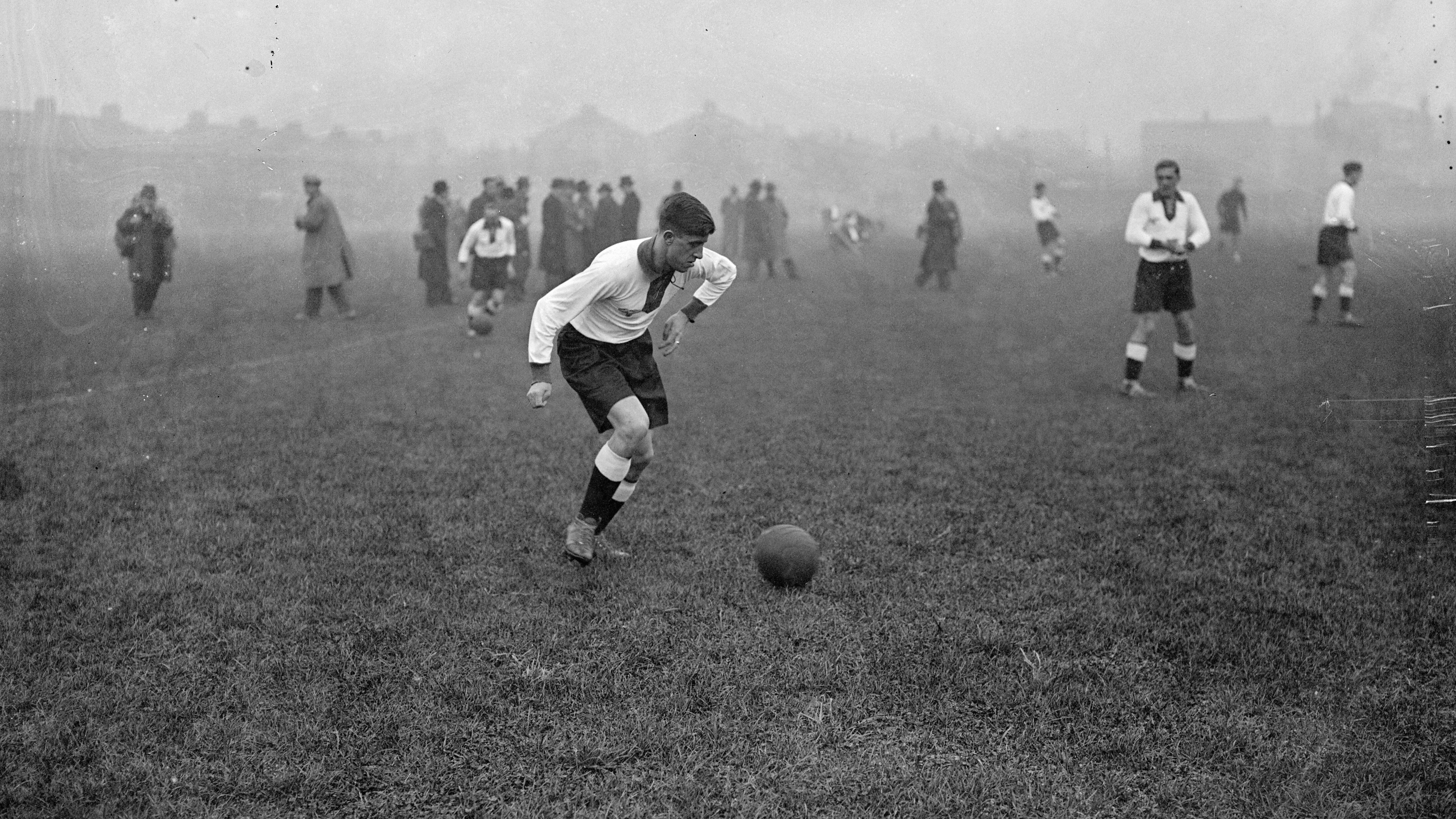 <strong>Platz 13: Ernst Lehner (Deutschland) - 25 Sekunden</strong><br>Turnier: WM 1934 in Italien<br>Spiel: Spiel um Platz drei gegen Österreich 3:2<br>Besonderes: Lehner war einer der besten deutschen Stürmer in der Vorkriegszeit. In 65 Länderspielern gelangen ihm 31 Treffer.