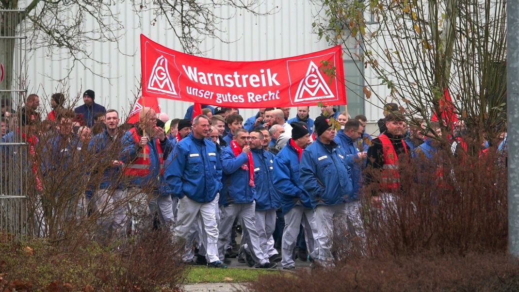 Nach dem Ende der Friedenspflicht hat die IG Metall für Montag bei VW zu flächendeckenden Warnstreiks aufgerufen. 