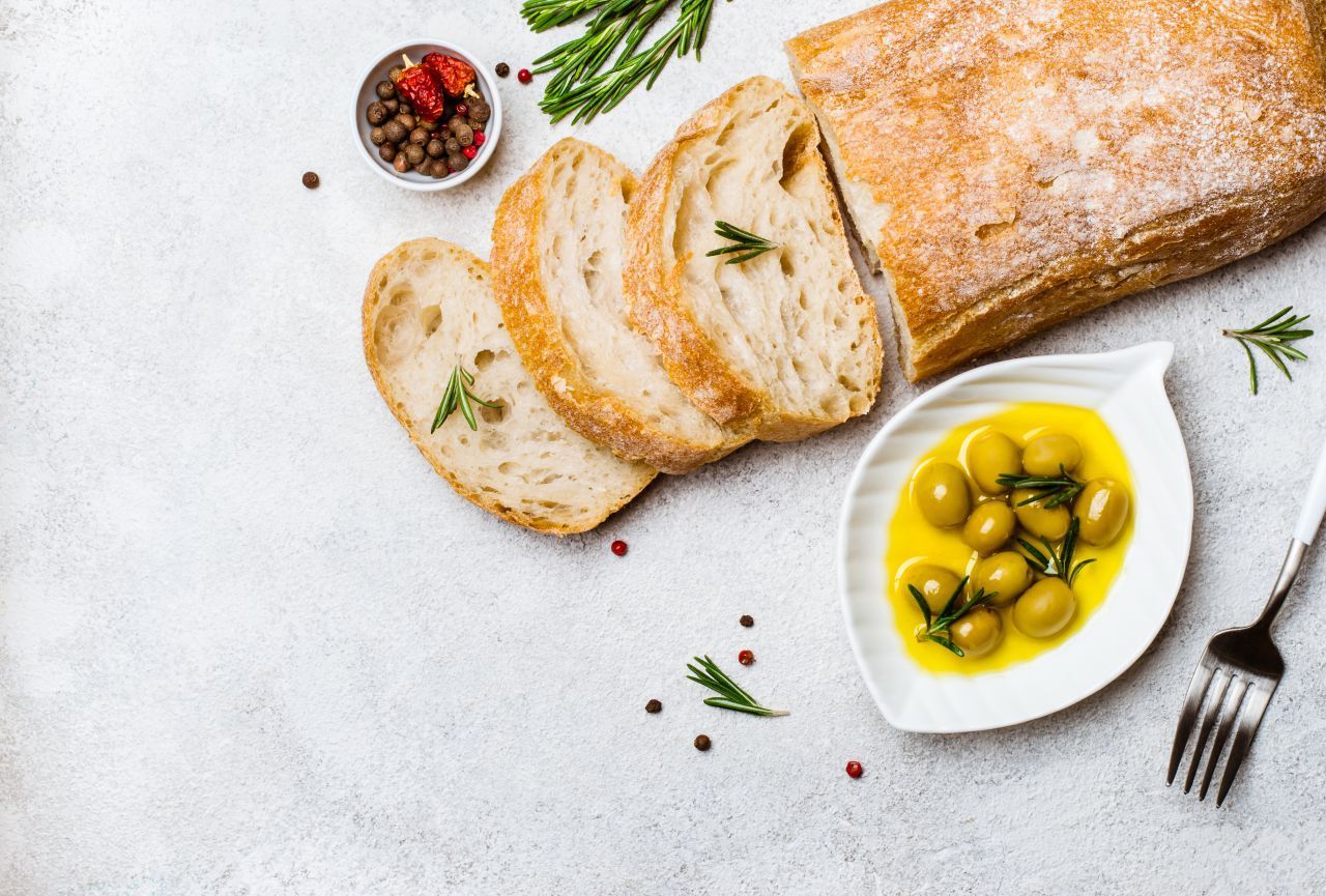 Italien: Ciabatta mit seinem Schuss Olivenöl stammt aus Venetien und heißt übersetzt "Pantoffel". Der Name geht auf die Form zurück. Vorgänger gab es schon sehr viel früher, doch das eigentliche Ciabatta wurde erst 1982 erfunden.