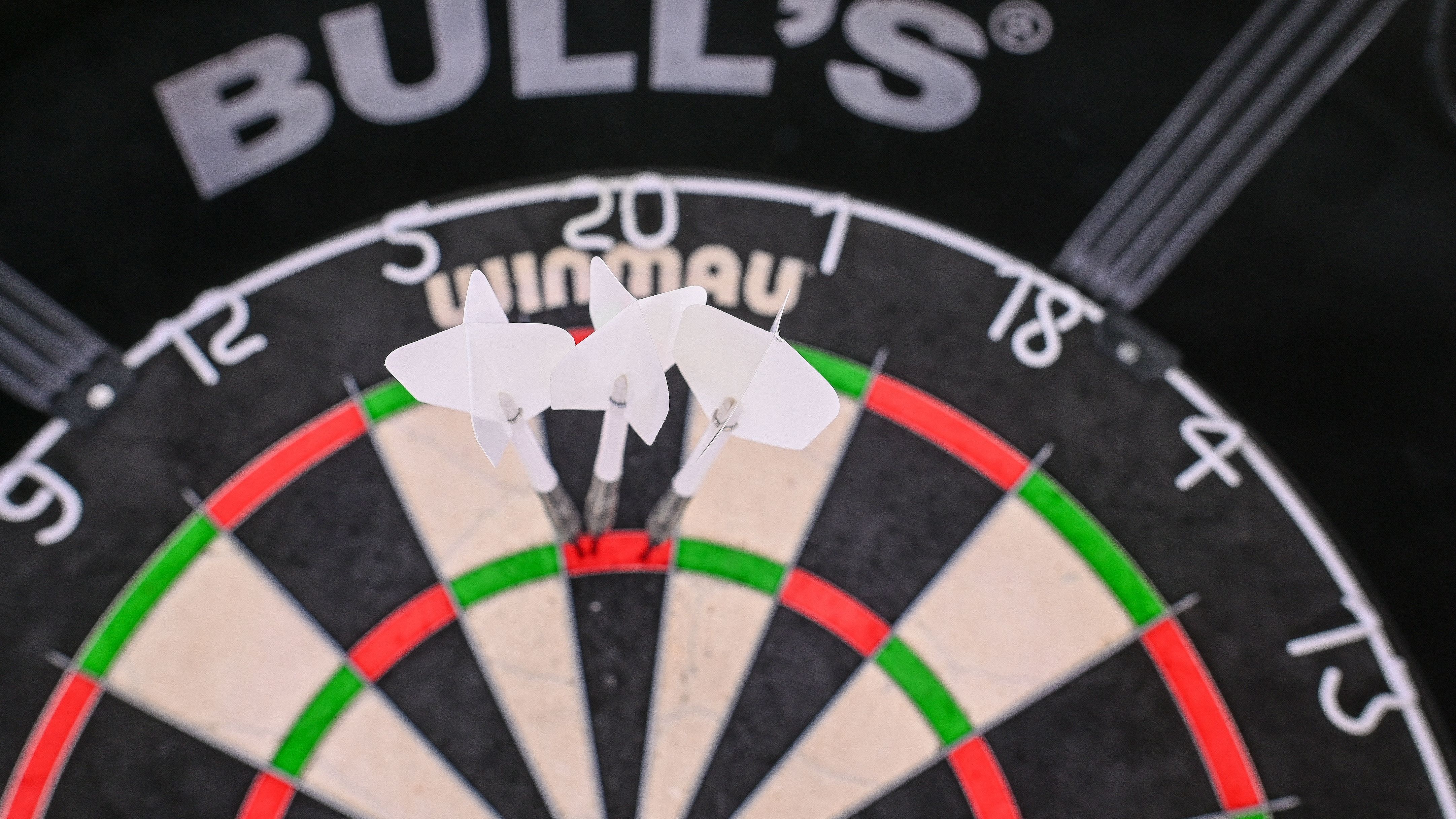 <strong>Darts-WM: Alle Weltmeister seit 1994</strong><br>Die Darts-WM im legendären Ally Pally in London endete am Mittwoch mit dem Triumph von Luke Humphries. Aber wer sind seine Vorgänger?&nbsp;<strong><em>ran</em></strong> gibt einen Überblick über die Titelträger seit der ersten offiziellen WM 1994. Am 06. Januar gibt es dann auch die <a target="_blank" href="https://www.ran.de/sports/darts/news/promi-darts-wm2024-live-uebertragung-im-free-tv-auf-prosieben-im-livestream-auf-joyn-rande-und-in-der-ran-app-343140">Promi-Darts-WM live auf ProSieben, Joyn und ran.de</a>. Mit dabei: Der neue Weltmeister!