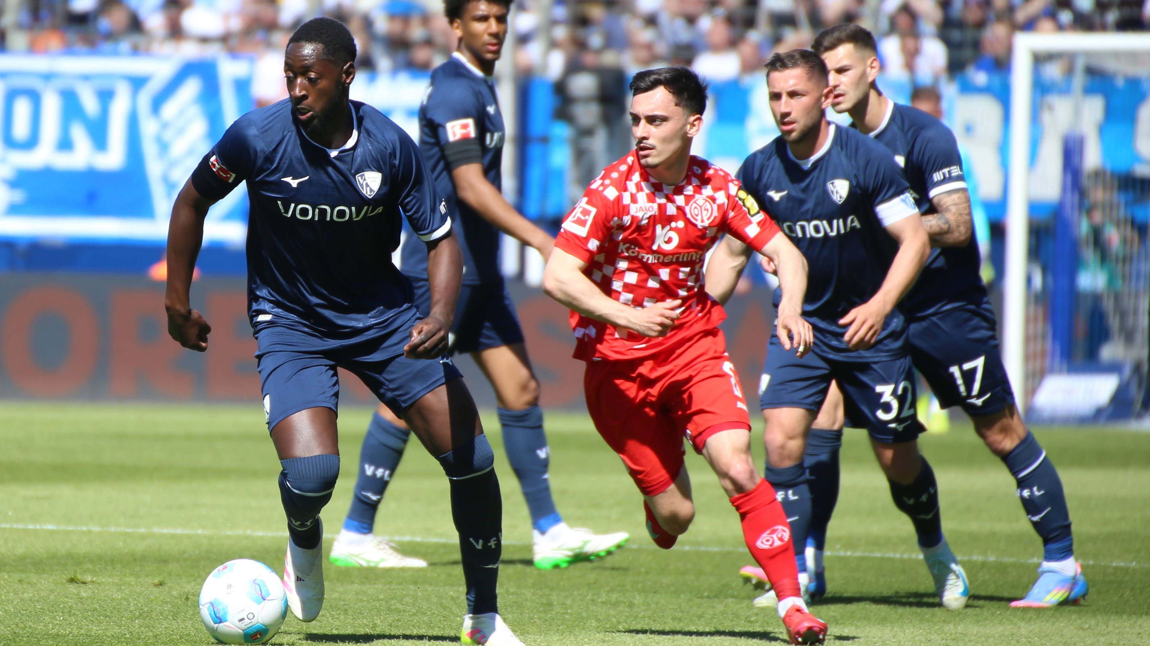 <strong>VfL Wolfsburg: Ibrahima Sissoko (Defensives Mittelfeld)&nbsp;</strong><br>Auch bei den Wölfen steht die <a data-li-document-ref="531437" href="https://www.ran.de/sports/vfl-wolfsburg-beendet-zusammenarbeit-mit-trainer-ralph-hasenhuettl-531437">Trainer-Entscheidung</a> noch aus. In seiner Debüt-Saison überzeugte Ibrahima Sissoko in einer schwachen Bochum-Mannschaft. Der defensive Mittelfeldspieler zeichnet sich durch Physis und eine robuste Zweikampfführung aus. Attribute, die dem Wolfsburger Mittelfeld gut zu Gesicht stehen würden.