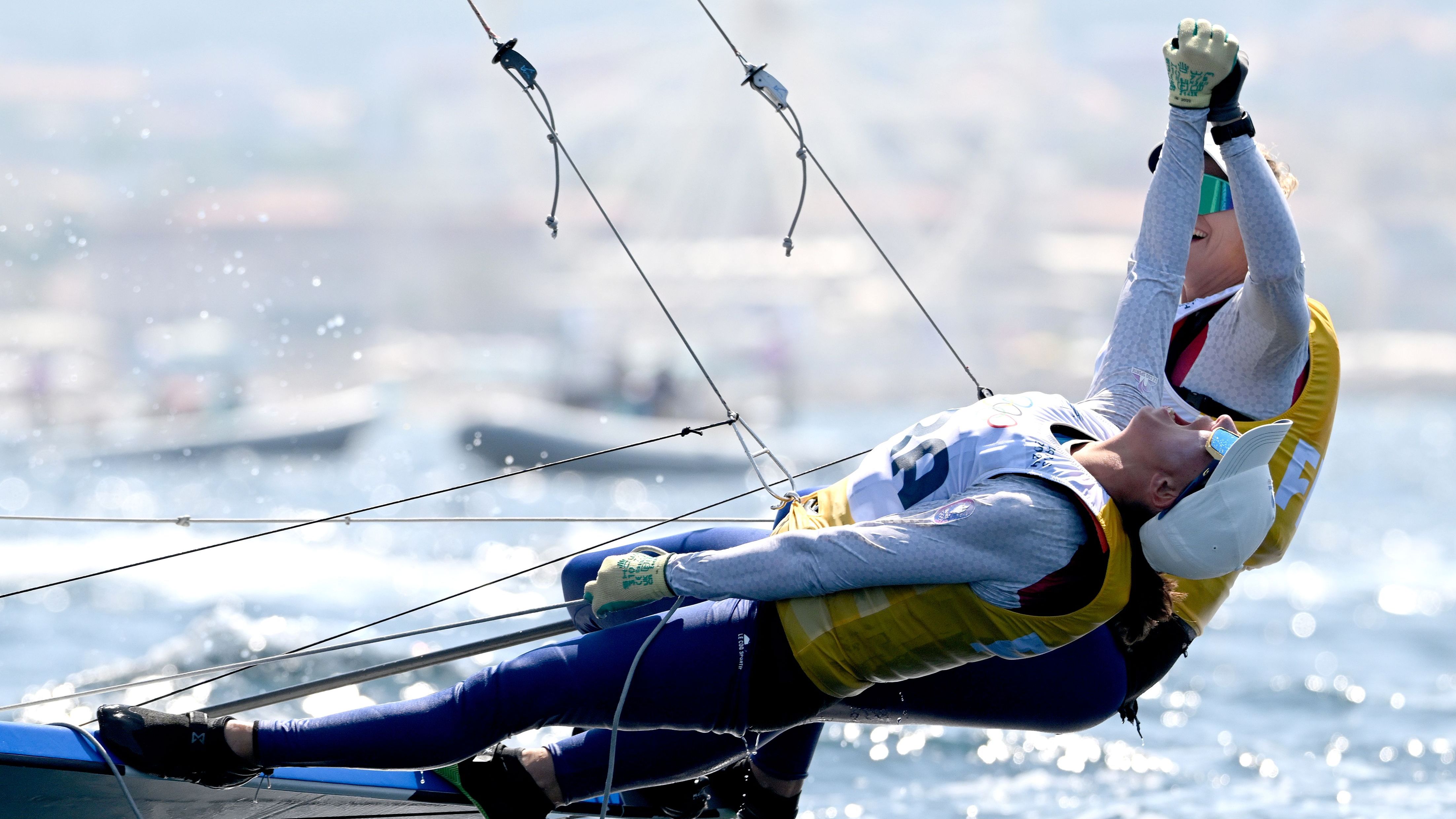 <strong>Olympia 2024: Die besten Bilder von Tag sieben</strong> <br>Sarah Steyaert und Charline Picon feiern in ihrem Heimatland die Bronzemedaille in der Skiff 49erFX-Klasse - in für Segler typischer Manier.