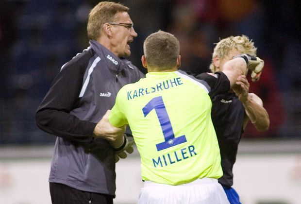 
                <strong>26.9.2007: Markus Miller (Karlsruher SC)</strong><br>
                Nach einem Spiel gegen Eintracht Frankfurt hat auch der damalige Karlsruher Schlussmann Markus Miller seinen großen Auftritt. Teamkollege Bradley Carnell muss sich des überraschenden Angriffs mit Hilfe von Co-Trainer Peter Gadinger erwehren.
              