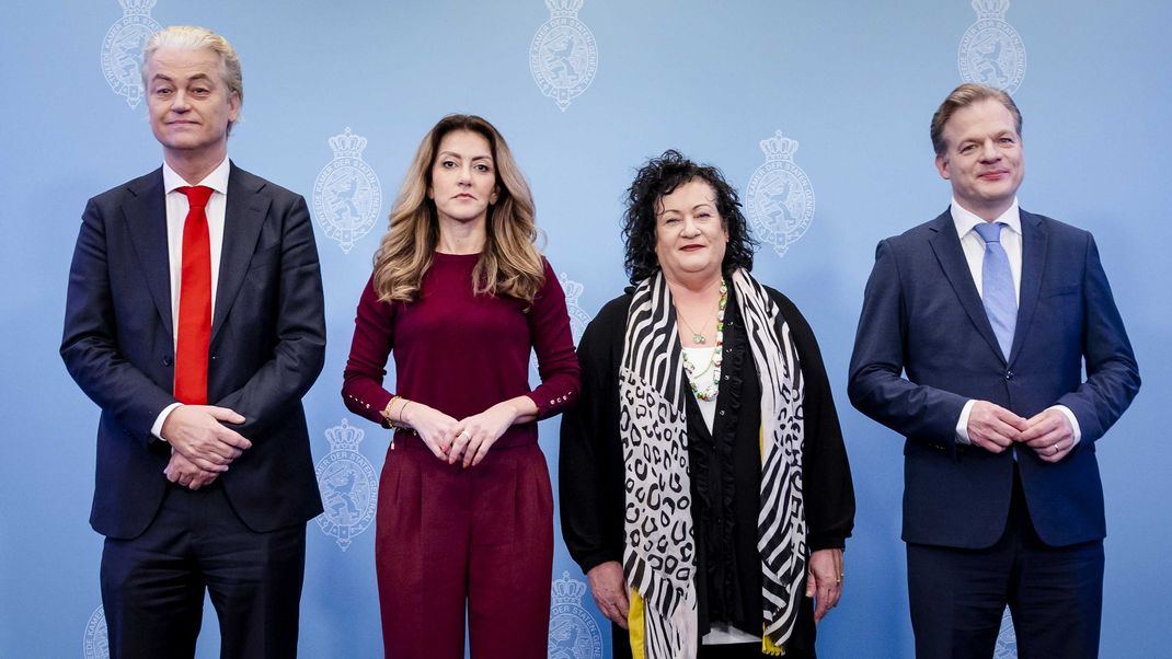 Geert Wilders (PVV), Dilan Yesilgoz (VVD), Caroline van der Plas (BBB) und Pieter Omtzigt (NSC) während der Präsentation des Hauptlinienabkommens.