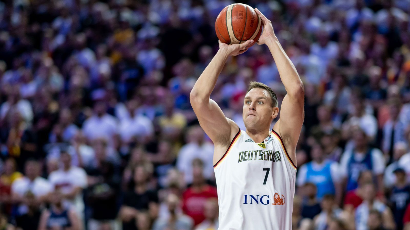 
                <strong>Johannes Voigtmann (Olympia Mailand)</strong><br>
                Voigtmann gilt seit Jahren als einer der besten Big Men im europäischen Basketball. Das beweist der 29-Jährige nun auch bei der Europameisterschaft. Der Center gehörte in allen Spielen zur Starting Five. Der 2,09-Meter-Hühne wird vor allem für seine Arbeit am Korb wertgeschätzt. Im deutschen Team sammelt Voigtmann im Schnitt die meisten Rebounds. Vom Viertelfinale gegen Griechenland dürfte aber vor allem sein Block gegen Giannis Antetokounmpo bleibenden Eindruck hinterlassen haben. In der kommenden Saison spielt Voigtmann für das Euroleague-Spitzenteam Olimpia Mailand. In den vergangenen Jahren lief er für ZSKA Moskau auf. 
              