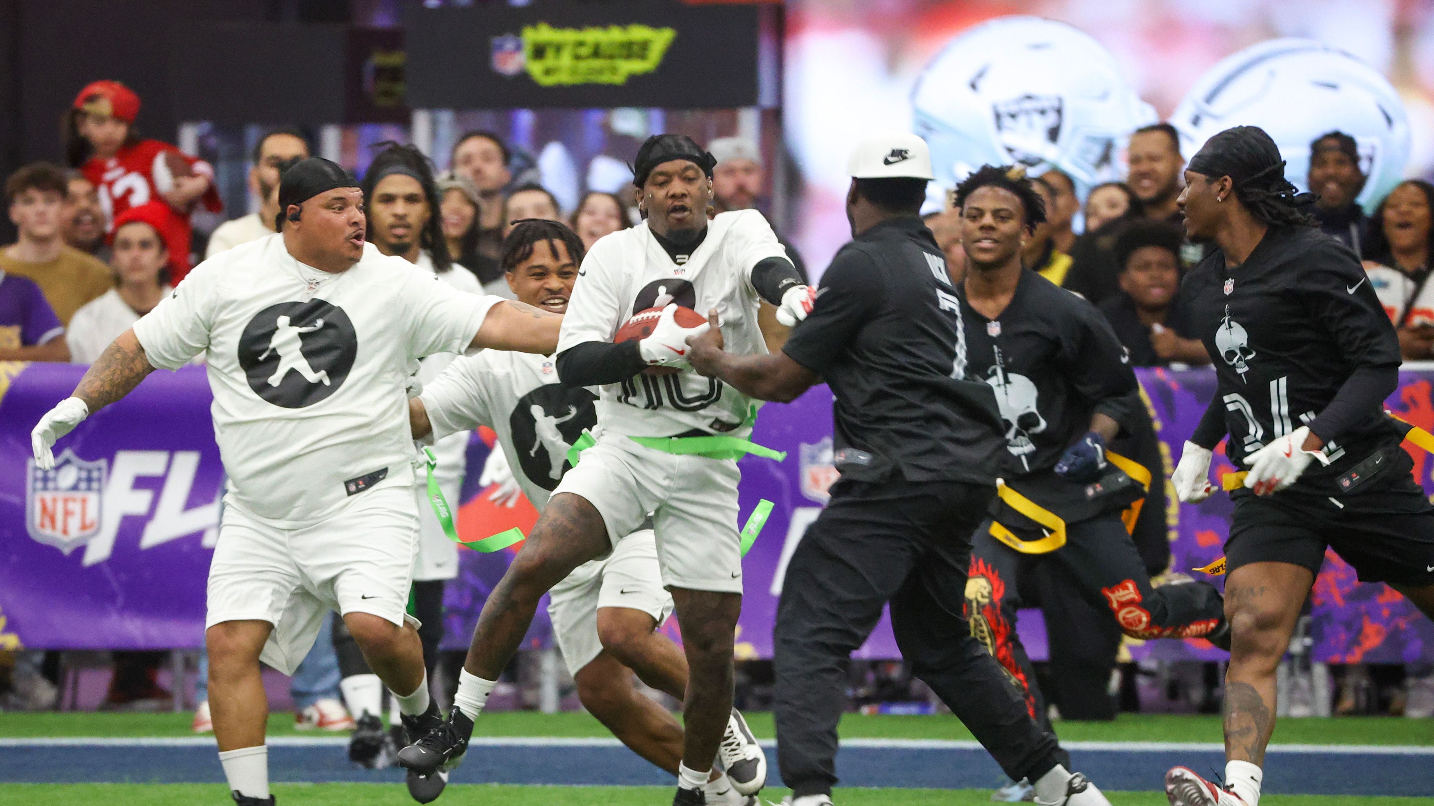 <strong>Flag Football: Das NFL-Dreamteam für Olympia 2028</strong><br>Dazu soll erwähnt sein: Beim Flag Football spielen fünf Spieler in der Offensive und fünf in der Defensive. Sie übernehmen teils mehrere Aufgaben. Wir nehmen also Spieler in unser USA-Dreamteam, die flexibel und in 2028 nicht zu alt sind. In der Offense gibt es einen Quarterback, einen Center und der Rest spielt als Wide Receiver oder Running Back. In der Defensive wird zwischen Rusher, Defensive Back und Safety gemixt.