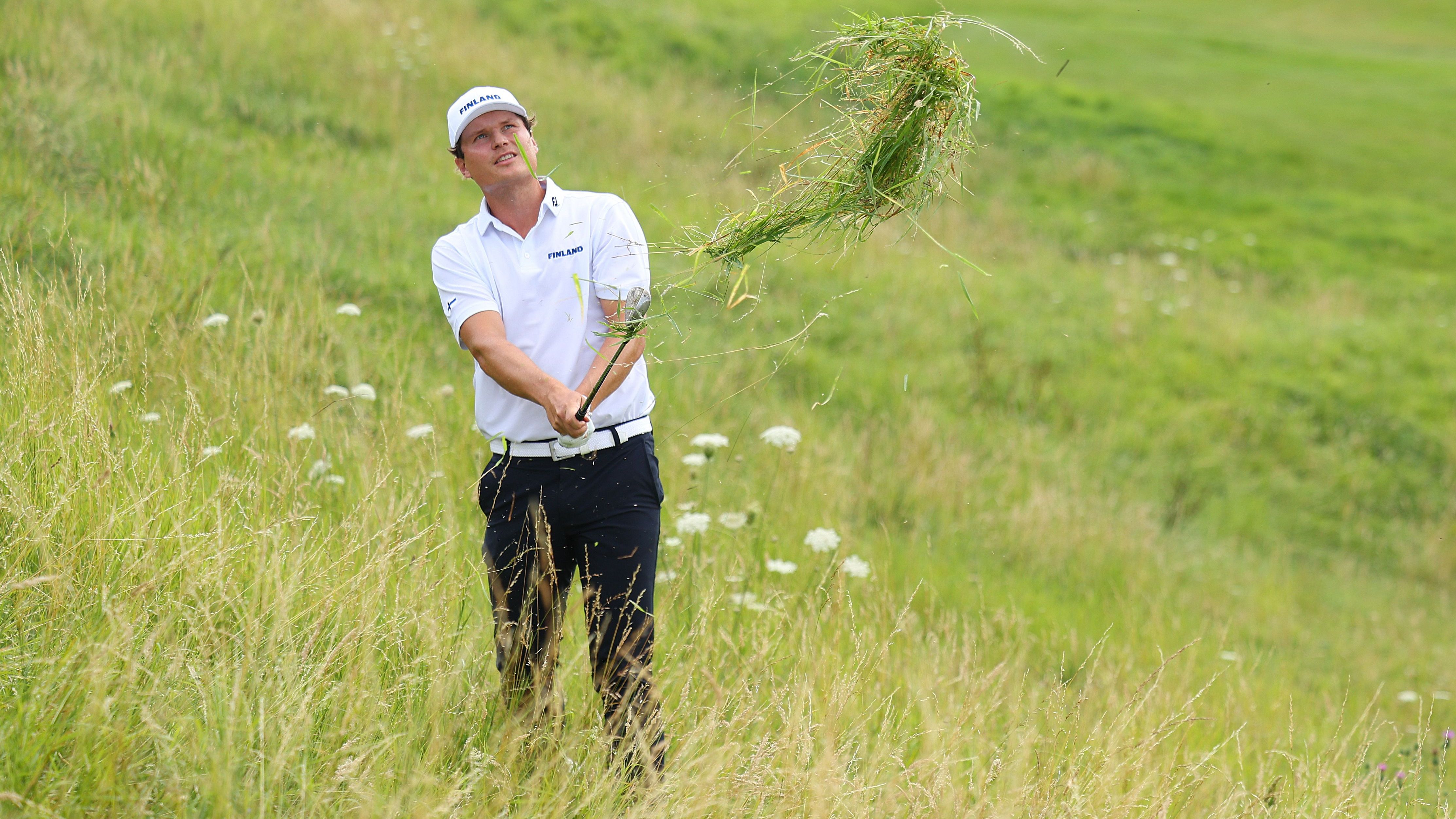 <strong>Olympia: Die besten Bilder des siebten Tages</strong><br>Der finnische Golfer Tapio Pulkkanen erwischt im hohen Gras nicht nur den Ball.