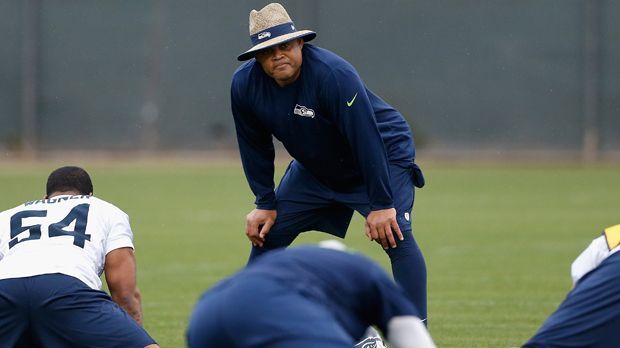 
                <strong>Ken Norton Jr. (Defensive Coordinator Seattle Seahawks)</strong><br>
                Ein Rückkehrer wird neuer Kopf der Legion of Boom. Ken Norton Jr. war bei den Seahawks bereits von 2010 bis 2014 für die Linebacker zuständig, stand vor wenigen Wochen aber noch bei den 49ers im Wort. Die entließen den 51-Jährigen aber aus seinem Vertrag als Assistant Coach, um größeren Aufgaben zu folgen. An Norton Jr. wird es liegen, die vielen Fragezeichen um Kam Chancellor, Richard Sherman und Co. in Ausrufezeichen zu verwandeln.
              