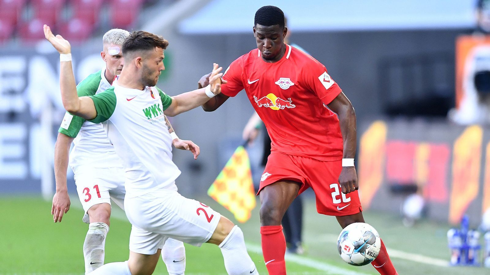 
                <strong>Nordi Mukiele (RB Leipzig)</strong><br>
                Eine andere Option könnte aber auch Nordi Mukiele sein. Nach Informationen von "Sky" haben die Bayern bereits ihr Interesse hinterlegt. Ob die Leipziger den Franzosen jedoch zu einem direkten Konkurrenten ziehen lassen, erscheint ziemlich fraglich. Der 22-Jährige spielt seit 2018 bei RB Leipzig und besitzt noch einen Vertrag bis 2023.
              