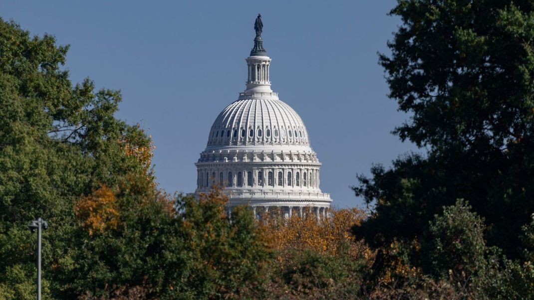 USA, Washington: Das Kapitol, von der Parkseite aus gesehen. Das klassizistische Gebäude ist Sitz des Kongresses der Vereinigten Staaten.