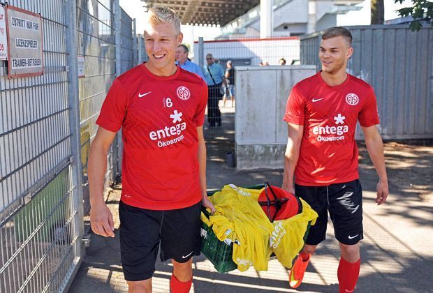 
                <strong>Die zwei Kistenschlepper</strong><br>
                Julian Koch und Benedikt Saller scheinen voller Vorfreude auf den Trainingsauftakt zu sein - da fällt auch das Kisten tragen leicht.
              