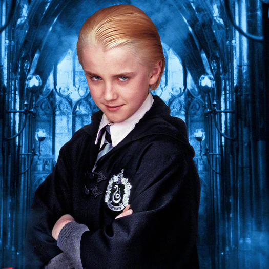 1999 am Set von "Anna und der König" (neben Filmmutter Jodie Foster) sieht man die echte Haarfarbe von Tom Felton gut: ein dunkles blond. Damit er zu Draco Malfoy werden konnte, musste seine Naturfarbe gebleicht werden ... mit anfänglich ziemlich fiesem Orangestich.