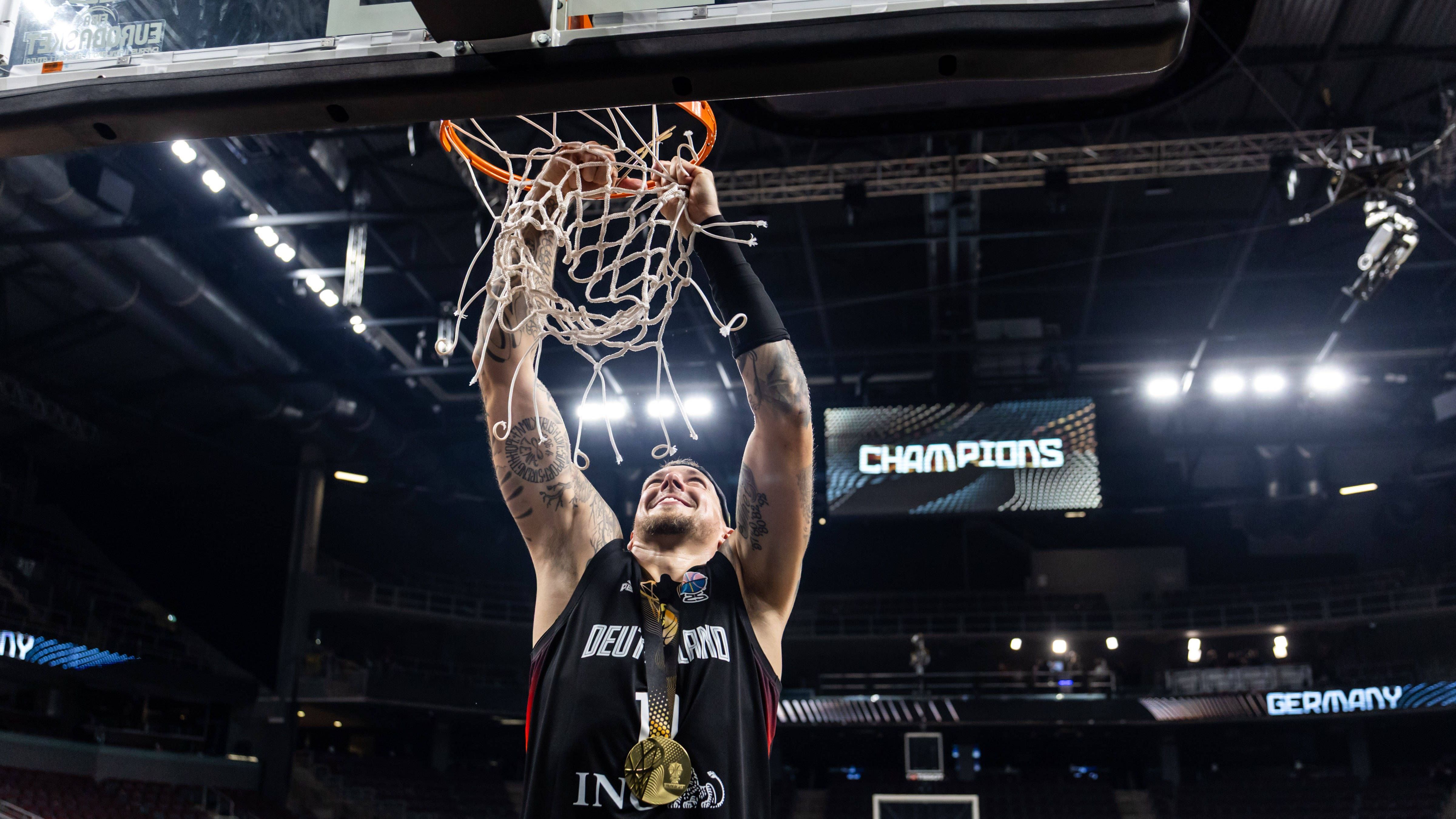 <strong>Daniel Theis (zuletzt AS Monaco/Frankreich)</strong><br>Der Center hat eine enge Verbindung zum Fußball. Anfang des Jahres kündigte er an, offizieller Markenbotschafter des Bundesligisten VfL Wolfsburg zu werden. Außerdem gehört er zur Eigentümergruppe des neuen Klubs Rhode Island FC aus Pawtucket (USA), der in der USL – der zweithöchsten Spielklasse im US-Fußball – antritt.