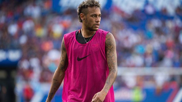
                <strong>Neymar (Paris Saint-Germain)</strong><br>
                Der teuerste Spieler der Welt wuchs in armen Verhältnissen in Sao Paulo auf. Erst mit elf Jahren trat er in den Fußballklub FC Santos ein, dem er lange die Treue hielt. Der Offensivspieler durchlief sämtliche Jugendmannschaften bei Santos, ehe er 2009 zu den Profis aufrückte. In Diensten des FC Santos wurde er mehrfach Südmerikas Spieler des Jahres. Vier Jahre später, mit 21 Jahren, schloss er sich dem FC Barcelona an - erst neulich wechselte er für die Rekordsumme von 222 Millionen zu Paris St. Germain.
              
