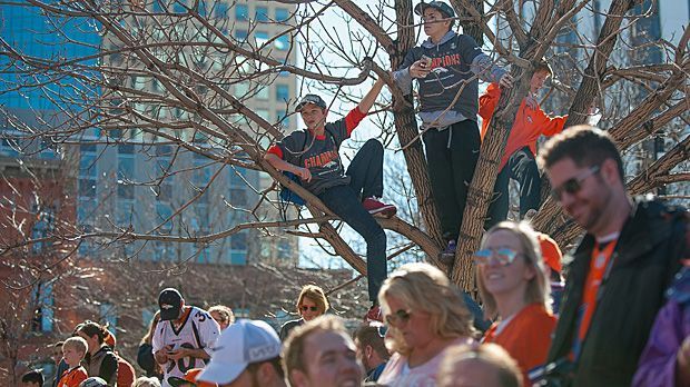 
                <strong>Sieger-Parade der Denver Broncos</strong><br>
                Eigentlich gibt es schnell keine geeigneten Plätze mehr, um die Champions wirklich sehen zu können. Aber man muss sich nur zu helfen wissen.
              