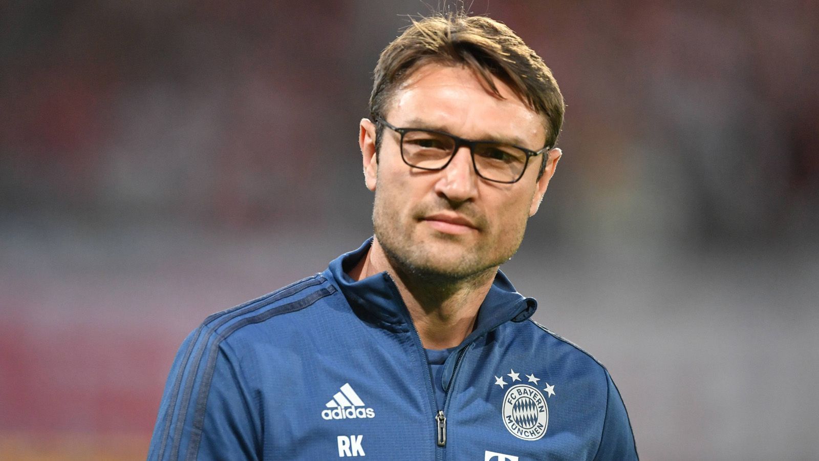 
                <strong>Robert Kovac</strong><br>
                Auch sein Bruder Robert kehrte im Sommer 2018 zum FC Bayern München zurück. Der 44-Jährige arbeitet Co-Trainer seines älteren Bruders Niko. Robert Kovac trug von 2001 bis 2005 das Trikot des FC Bayern München.
              