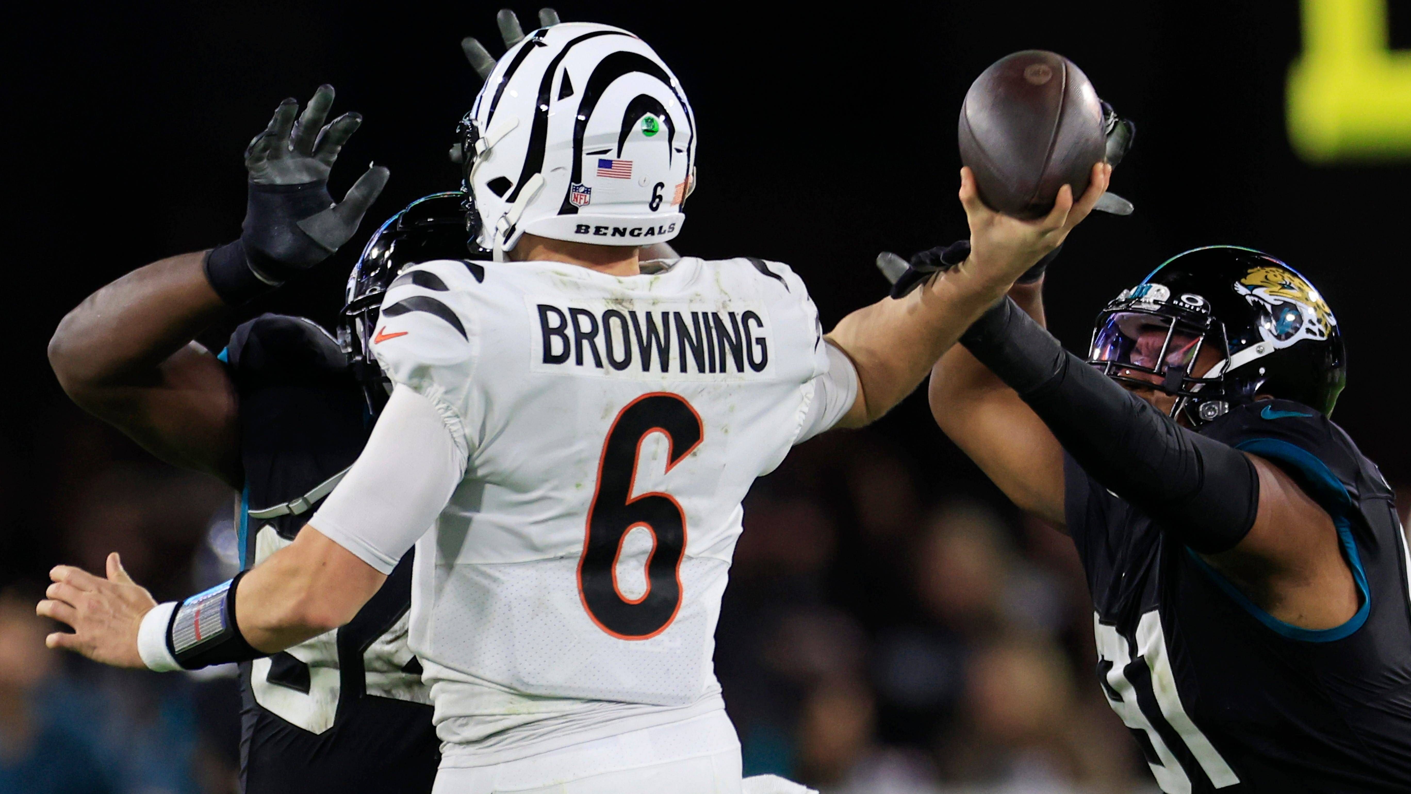 <strong>Platz 17: Cincinnati Bengals (Vorwoche: 19)</strong><br>Wenig bis nichts wurde den Cincinnati Bengals nach der Verletzung von Joe Burrow noch zugetraut - auch von uns nicht. Dass Backup Jake Browning zu den Jacksonville Jaguars marschiert und 354 Yards und zwei Touchdowns sowie einen Game Winning Drive in Overtime hinlegt, hätten wir nicht gedacht - aber genau so kam es. Es geht zwei Ränge hoch.