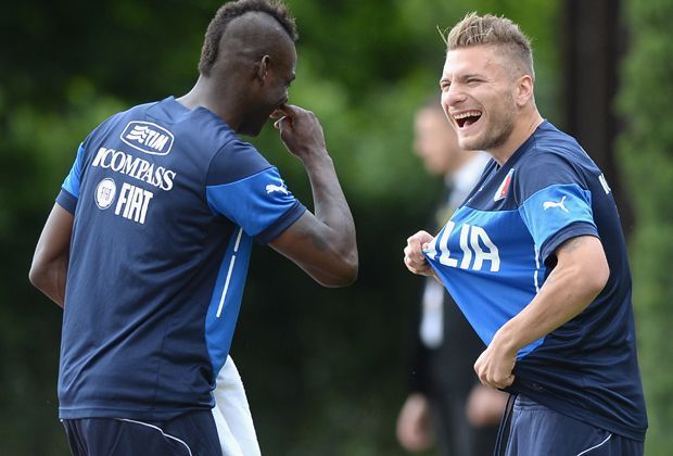 
                <strong>Ciro Immobile</strong><br>
                Endlich ist die Unterschrift des italienischen Torjägers (r.) unter dem Dortmunder Fünfjahresvertrag. Immobile reiht sich sich damit in die Liste der italienischen Bundesligaspieler ein. Am 4. März 2014 gab er gegen Spanien sein Debüt in der "Squadra Azzurra".
              