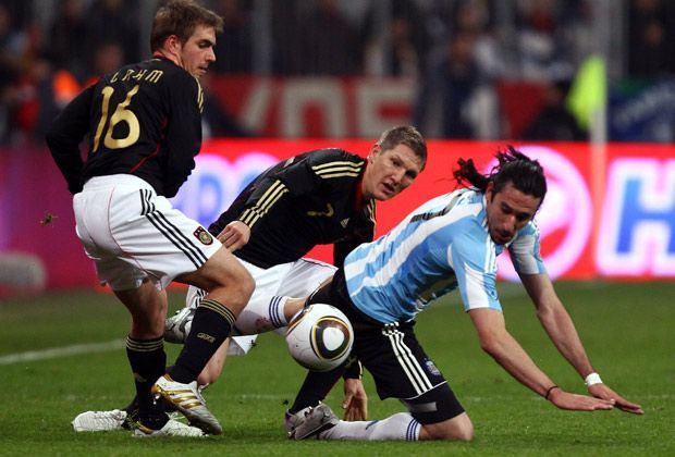 
                <strong>3.3.2010: Deutschland - Argentinien 0:1</strong><br>
                Dabei zeigen die Argentinier exakt vier Monate vorher in München noch, wie Deutschland zu schlagen ist. Gonzalo Higuain erzielt den Treffer des Tages. Philipp Lahm (l.) und Bastian Schweinsteiger bekommen die Gäste um Jonas Gutierrez einfach nicht in den Griff.
              